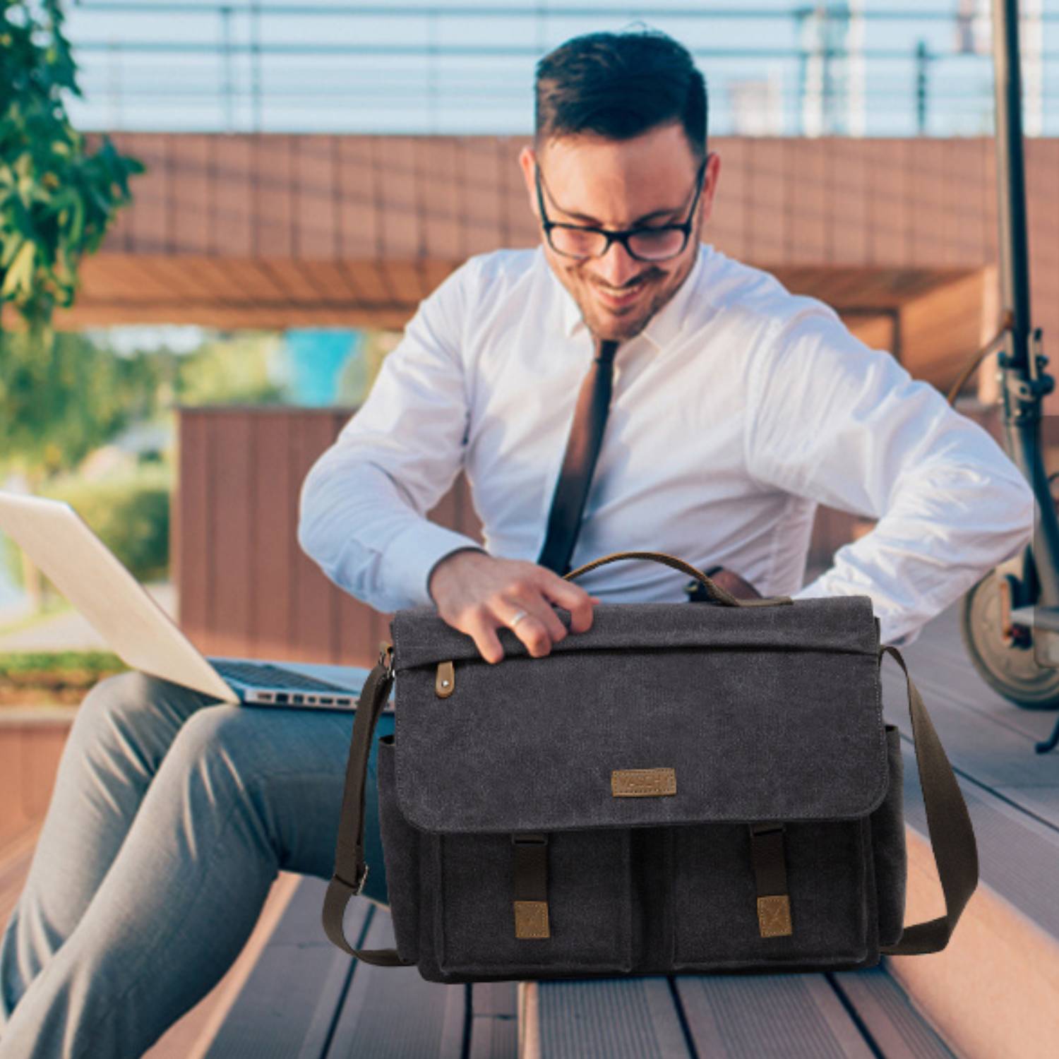 Messenger Bag, Brown: image 7